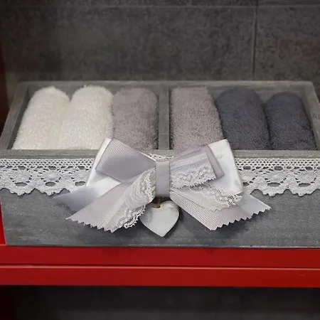 Steven Apartment Rom